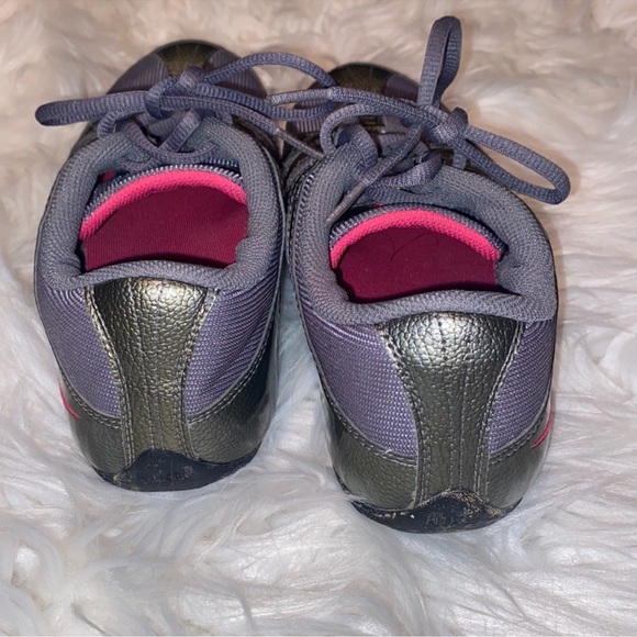 nike women’s gym shoe - Picture 2 of 5